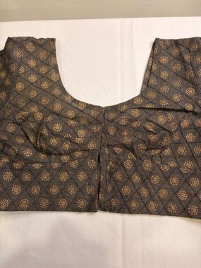 Silk scoop neck crop top Sun print 
Elegant Black and Gold Women's Top